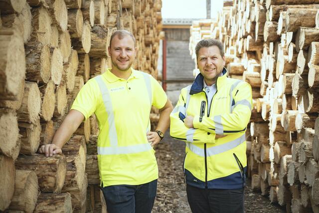 Werksleiter und Prokurist Lucas Hechenleitner, Verwaltungsleiter und Prokurist Peter Grander (v.li.) wissen den Einsatz von derzeit 185 Mitarbeiter:innen in Kundl sehr zu schätzen. | Foto: Pfeifergroup