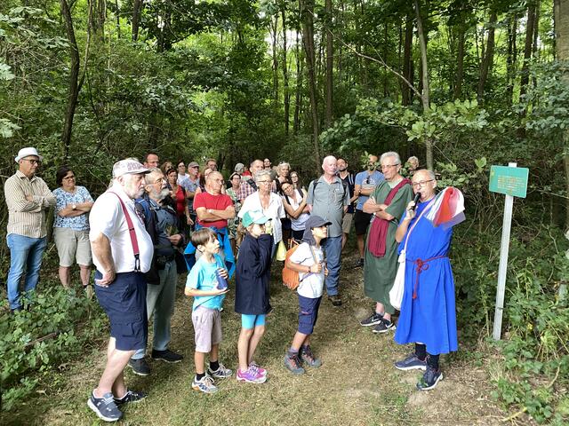 Fachkundig Erklärungen von Obmann Oswald Gruber entlang des Weges