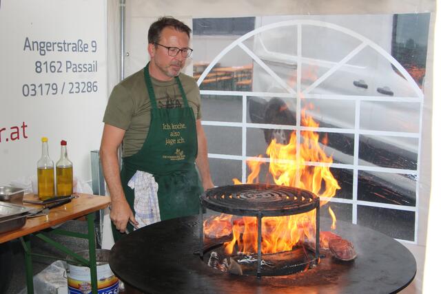 Haubenkoch Christian Übeleis pruzelte beim Rindfleischfest unter anderem beste Steaks. | Foto: MeinBezirk/Hofmüller