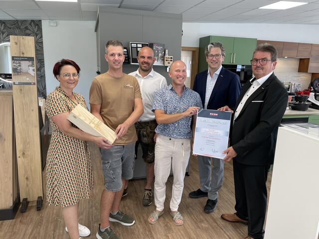 10 Jahre Mario Hari: KommR. Gerald Gurdet, Christoph Winkler, Unternehmer Mario Hari, Bürgermeister Joachim Raser, Günter Hari und Regionalstellenobfrau Tanja Stöckl (v.r.) | Foto: WKB