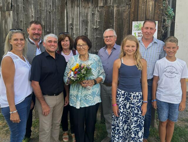 Die Jubilarin Christine Kohzina mit Sohn Josef und Schwiegertochter Christine Kohzina, Enkelsohn Daniel mit Gattin Veronika Kohzina, die Urenkeln Hannah und Matthias Kohzina sowie Bürgermeister Elmar Schöberl und Stadtrat Karl Brabec. | Foto: Familie Kohzina