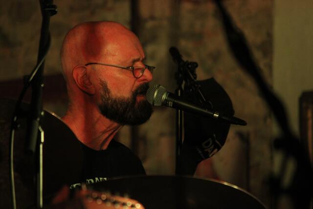 Auch Schlagzeuger Fritz Weidl ist bei einigen Songs als Leadsänger zu hören. | Foto: MeinBezirk/Hofmüller