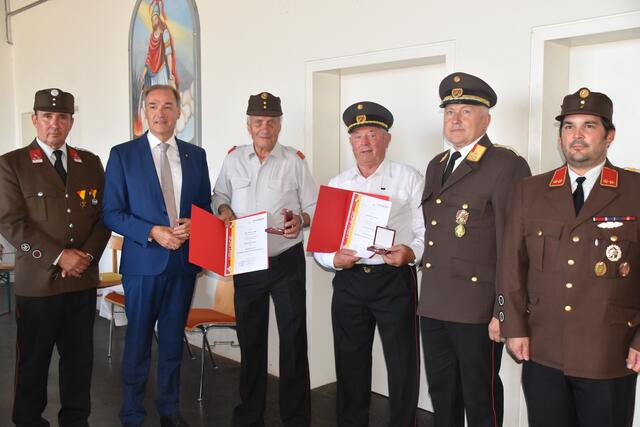 Feuerwehrehrung: Bgm. Franz Wachter, LR Leonhard Schneemann, OBI Herbert Vögl, OBI Alfred Palkovits, BFK Wolfgang Kinelly, Kmdt Daniel Weber | Foto: Michael Strini