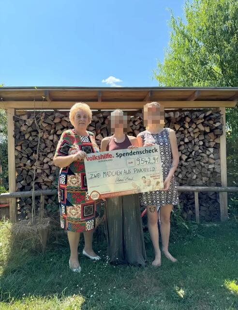Zwei Halbschwestern mit Spendenscheck nach tragischen Tod der Mutter. | Foto: Volkshilfe Burgenland