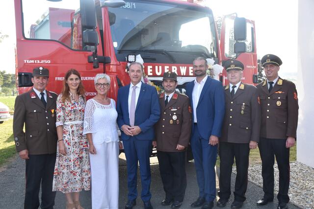 Neues Fahrzeug zum 140-Jahr-Jubiläum: Bgm. Franz Wachter, LA Carina Laschober-Luif, LA Doris Prohaska, LR Leonhard Schneemann, Kmdt Daniel Weber, LA Markus Wiesler, BFK Wolfgang Kinelly, ABI Alexander Wagner | Foto: Michael Strini