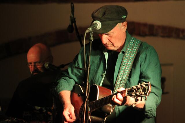 Herbert Pilz ist nach wie vor als Musiker aktiv. Er spielt in mehreren Formationen landauf, landab. | Foto: MeinBezirk/Hofmüller
