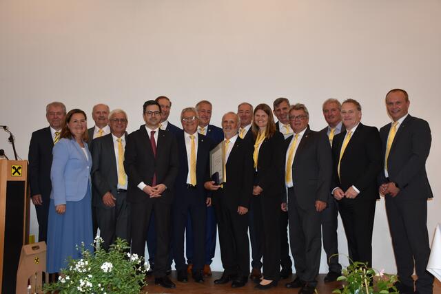 Bei der Generalversammlung der Raiffeisen-Regionalbank Güssing-Jennersdorf wurde Bilanz gezogen, verdiente Mitarbeiter und Funktionäre wurden geehrt. | Foto: Raiffeisen
