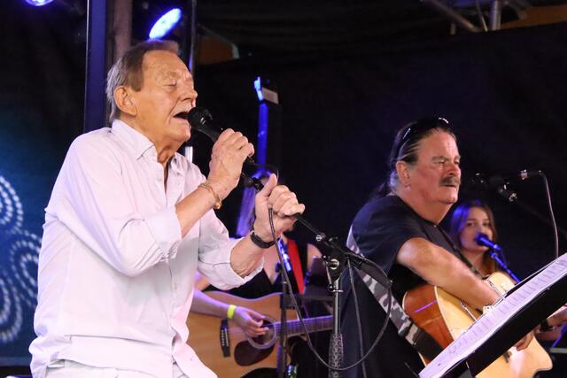 Begleitet wurde Wolfgang Ambros (links) von Christian Kernbichler und dessen Band Mr. Bojangles. | Foto: Martin Wurglits