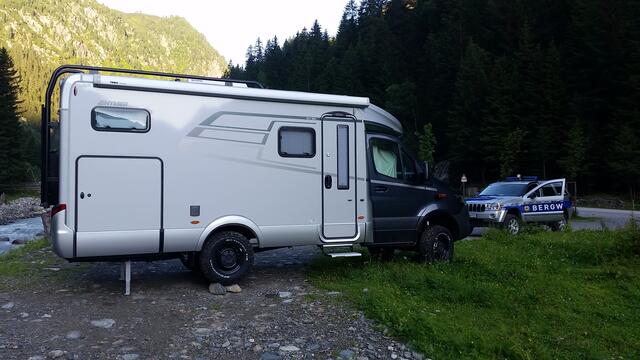 Aufgebocktes Wohnmobil neben einem Parkplatz des TVB Stubai Tirol. Zum Rangieren werden auch Weideflächen befahren! | Foto: Tiroler Bergwacht - Einsatzstelle Stubai
