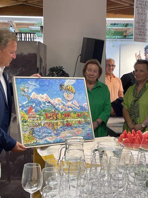 Bürgermeister Erich Rohrmoser wurde von Michael Lageder ein Geschenk überreicht... | Foto: Sarah Braun