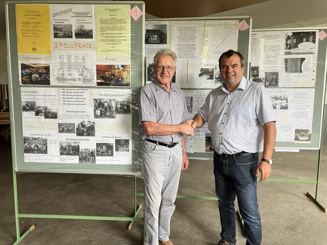 Karl Wanko und Bürgermeister Reinhard Ringl bei der neuen Ausstellung | Foto: Gemeinde Waldkirchen