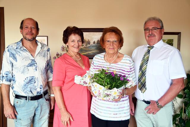 v.li.n.re.:Johannes Lang (Sohn), Bgm. Ludmilla Etzenberger, Pauline Lang, Rudolf Simlinger (NÖ Senioren)

  | Foto: Stadtgemeinde Gföhl