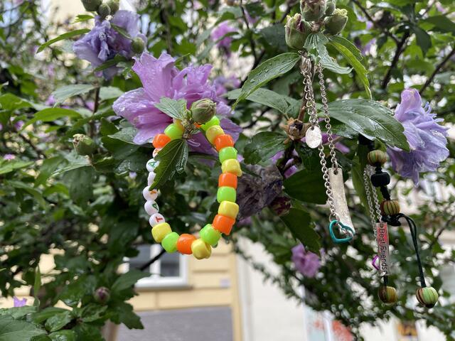 Die "Friendship Bracelets" stellen einen integralen und interaktiven Teil eines Taylor Swift-Konzerterlebnisses und wurden ursprünglich von ihrem Song "You're On Your Own, Kid" aus dem Album "Midnights" inspiriert.  | Foto: Salme Taha Ali Mohamed/MeinBezirk