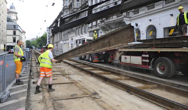 Gleisbauarbeiten in der Leopoldstadt und über der Donau beginnen mit Montag. Das hat Auswirkungen auf bestehende Linien. (Archiv) | Foto: Johannes Zinner/Wiener Linien