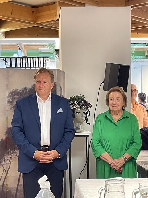 Marianne Schwaighofer Senior und Erich Rohrmoser lauschten den Worten der Redner. | Foto: Sarah Braun