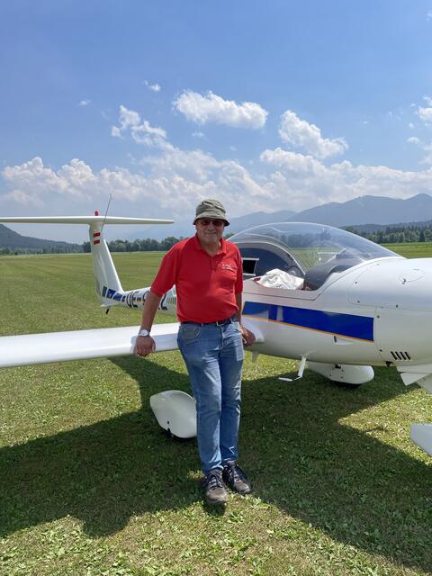 Bernhard Probst, Obmann des Flugsportvereins Nötsch am Flugplatz | Foto: MeinBezirk