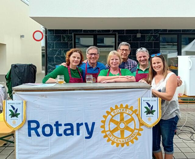 Elke Millonig, Arno W. Kronhofer, Elke Beneke, Wolfgang Mikachofaky, Klemens Fheodoroff, Marion Vasoll (von links) | Foto: Rotary Club Hermagor