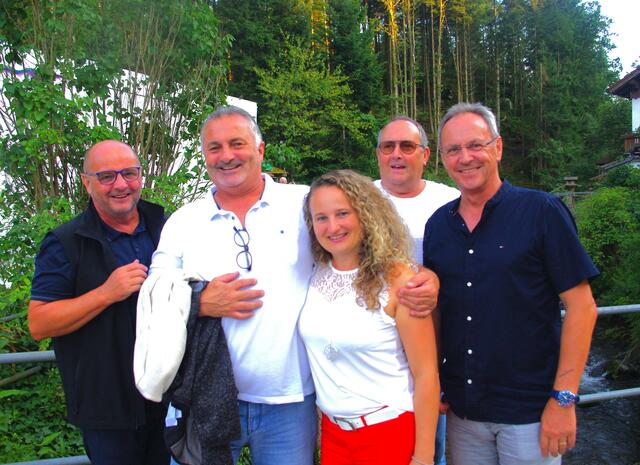 V. r. n. l.: „Sängervater“ Brunnenthals Bürgermeister Roland Wohlmuth, Manfred Friedl, Doris Kohlbauer, Karl Gieler und Schärdings Kiwanis Präsident Josef Holzapfel.  | Foto: Franz Gruber
