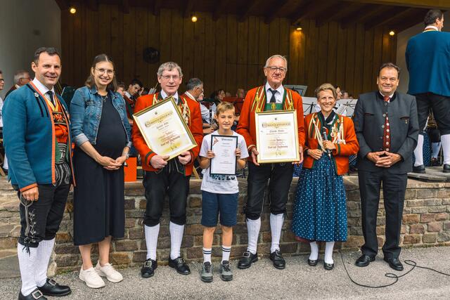 Die Geehrten mit Obfrau Christina Eller (2.v.r.), Jugendreferentin Anja Zingerle (2.v.l.), Bezirksobmann Klaus Schmölzer (l.) und Bgm. Vinzenz Eller (r.) | Foto: Pernsteiner