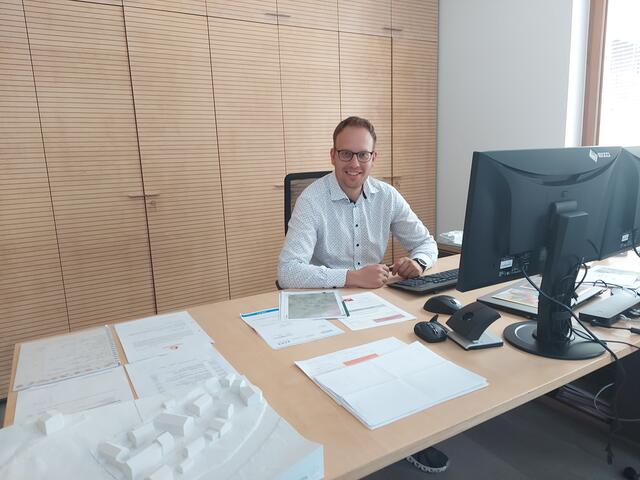 Bürgermeister Benedikt Singer hat einige Projekte, an denen gearbeitet wird, am Schreibtisch. | Foto: privat
