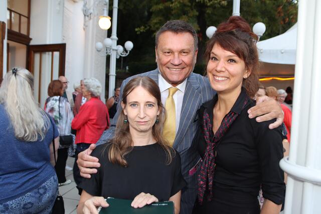 Direktor Michael Lakner mit Nicole Kranzl und Alina Fiala. | Foto: Manfred Wlasak