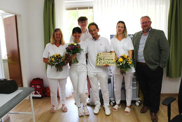  Ordinationsassistentin Romana Tragfeit, Gattin Patricia Platania, Sohn Max Platania, Dr.med.univ. Ermanno Platania, Ordinationsassistentin Anna Franzke und Bürgermeister Michael Göschelbauer.