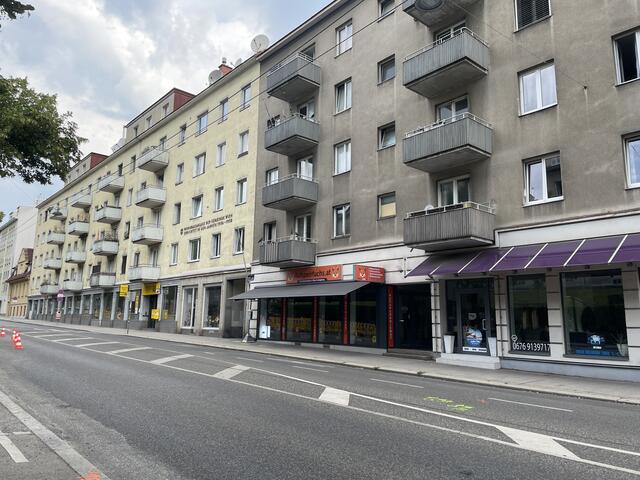 Die zwei Gemeindebauten in der Krottenbachstraße brauchen eine Sanierung. 2025 soll es soweit sein.  | Foto: Laura Rieger/MeinBezirk