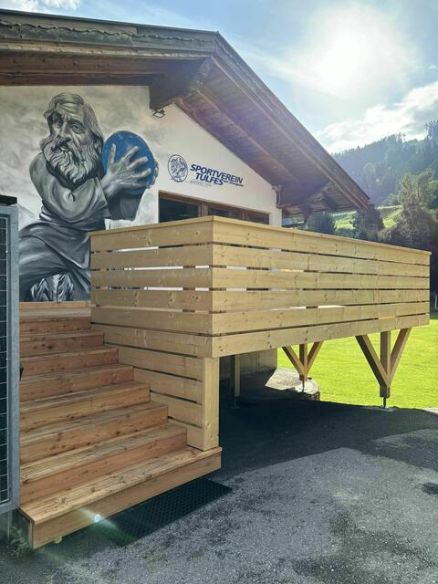 Die neue Terasse mit Stehtischen sowie das Airbrush-Kunstwerk des Glungezer Riesen sind das neue Highlight am Sportplatz. | Foto: privat