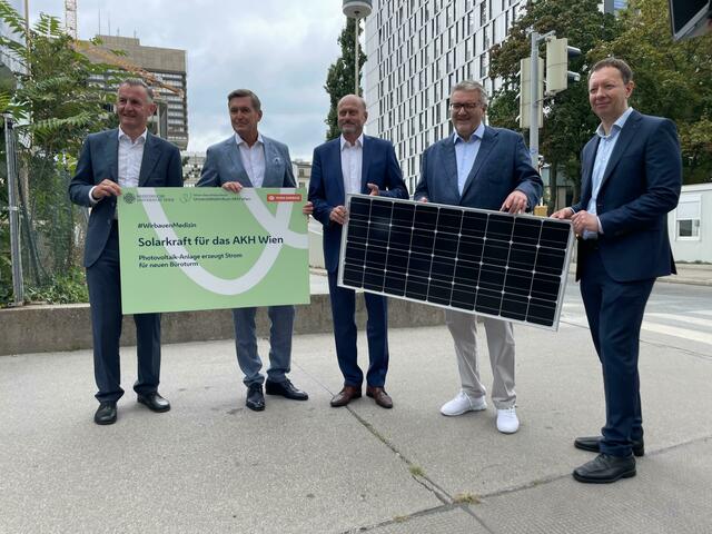 v. l.: Peter Weinelt, Generaldirektor der Wiener Stadtwerke, Finanz- und Wirtschaftsstadtrat Peter Hanke, Herwig Wetzlinger, Direktor des Universitätsklinikums, Gesundheitsstadtrat Peter Hacker (SPÖ), Karl Gruber, Geschäftsführer der Wien Energie.  | Foto: Lukas Ipirotis/MeinBezirk