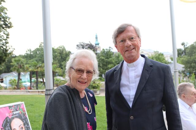 Irmtraud Eilenberger mit Stadtpfarrer Clemens Abrahamowicz. | Foto: Manfred Wlasak