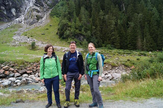 Die Organisatorinnen Angelika Riegler und Sylvia Flucher mit Schmetterlingsforscher Patrick Gros vom Haus der Natur in Salzburg