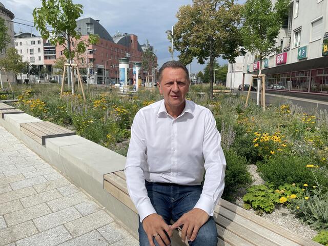 Bezirksvorsteher Thomas Steinhart (SPÖ) erzählt im Sommergespräch, was alles auf Simmering zukommt. | Foto: Kriechbaum/MeinBezirk