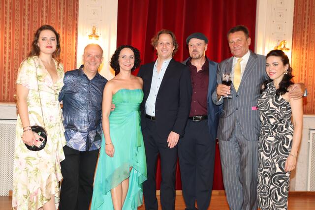 Nicole Lubinger, Andy Lee Lang, Verena Barth-Jurca, Direktor Clemens Kerschbaumer, Franz Frickel, Michael Lakner, Sieglinde Feldhofer. | Foto: Manfred Wlasak