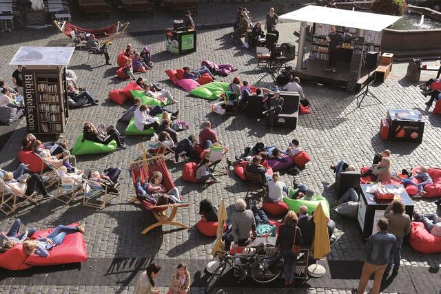 Das "StadtLesen" sorgt regelmäßig dafür, dass öffentliche Plätze zum Lesewohnzimmer werden. | Foto: Innovationswerkstatt