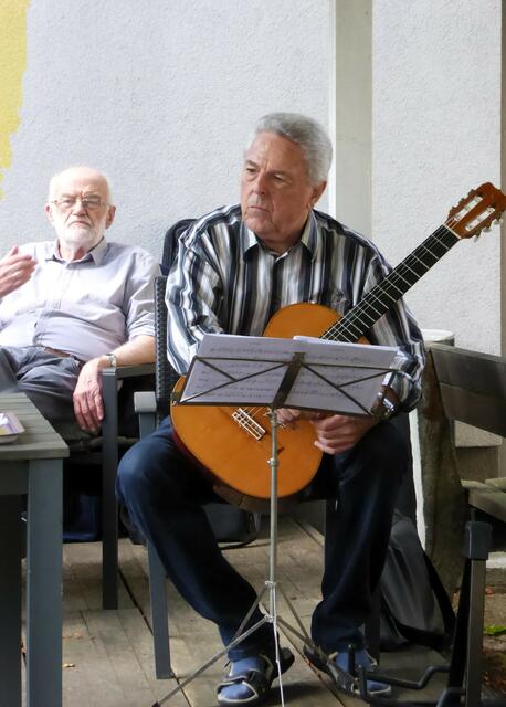 Norbert Leitgeb sorgt für Musikalische Stimmung mit seiner Gitarre | Foto: Richard Pflanzl