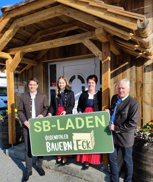 Sie sind für das Bauerneck zuständig: Roman und Lisa Linder sowie Christine und Wolfgang Pirker | Foto: Privat