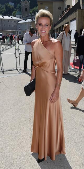 Elegant und Golden: Moderatorin und ehemaliger Spitzensportlerin Aexandra Meissnitzer. | Foto: Franz Neumayr