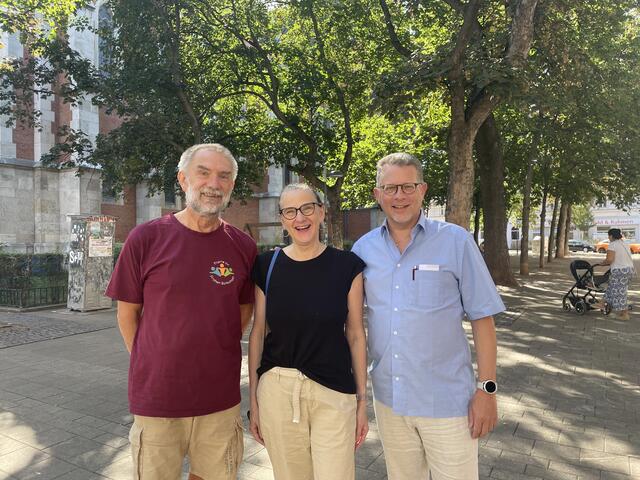 Stefan Wallisch, Susanne Reichard und Pfarrer Gerald Gump von der Pfarre zur Frohen Botschaft bitten zum Schnappschuss. | Foto: Tamara Winterthaler/MeinBezirk