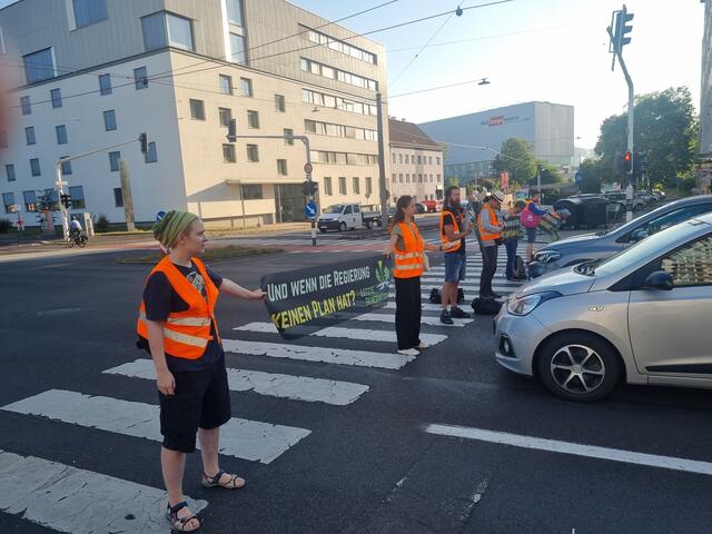 Der Vorfall ereignete sich während einer Straßenblockade von Aktivistinnen und Aktivisten der "Letzten Generation" und "Extinction Rebellion" in der Wiener Straße. Zwei Teilnehmerinnen wurden verletzt. | Foto: Extinction Rebellion