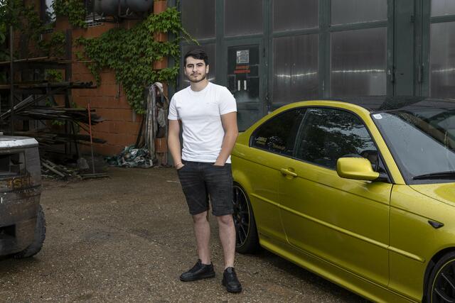 "Mein ganzes Leben dreht sich um Autos", sagt Arkadie. Deshalb hat er sein Hobby zum Beruf gemacht und möchte in zehn Jahren sein eigenes Autohaus haben. | Foto: Arman Aghayan & Marija Šabanović