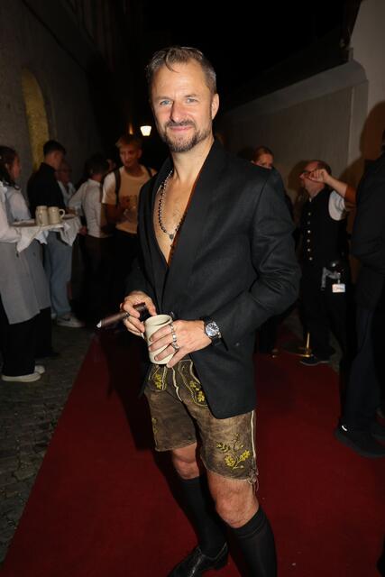 Philipp Hochmair in Lederhosen | Foto: Franz Neumayr