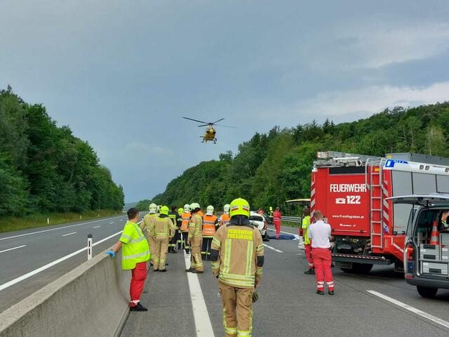 Auf der A1 folgte aufgrund eines tödlichen Unfalles eine Totalsperre. | Foto: FF Pressbaum