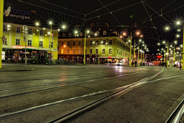 In den Nachstunden kam es am Jakominiplatz zu einer Schlägerei zwischen vier Personen, alle wurden dabei verletzt.  | Foto: Friedrich Staufer