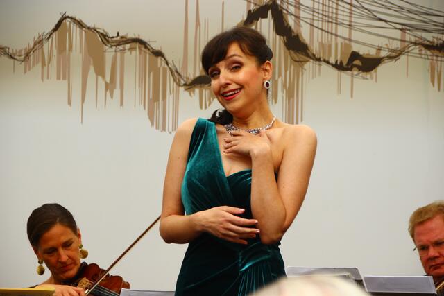 "Spiel' ich die Unschuld vom Lande, natürlich im kurzen Gewande, so hüpf, ich ganz neckisch umher...", Milena Arsovska, Arie der Adele aus der Fledermaus. | Foto: Martin Schöndorfer, 2024