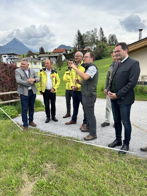 Lokalaugenschein in Schwoich mit BM Totschnig, LH Mattle und LHStv. Geisler | Foto: Land Tirol