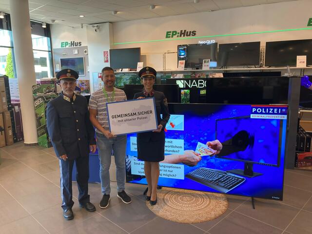 Rudolf Stiff und Stephanie Hardank von der Polizei mit Georg Hus in seinem Geschäft im City Center Völkermarkt | Foto: BPK Völkermarkt