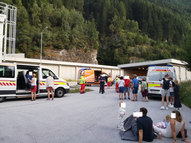 170 Personen wurden unverletzt aus dem Tunnel gebracht | Foto: Rotes Kreuz Lungau