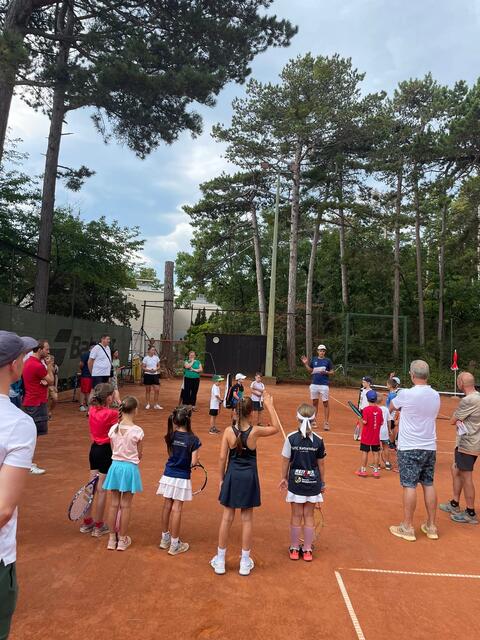 Aufwärmen beim Head Mini Turnier U8. Kinder und ihre Eltern bekommen Informationen über den Ablauf. | Foto: privat