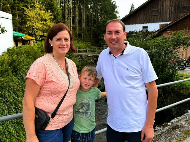 Auch Landtagsabgeordneter Florian Grünberger war mit seiner Familie unter den vielen Gästen von „drent &amp; herent“ im Kösslbachtal zu Gast.  | Foto: Franz Gruber