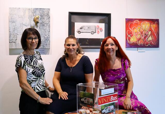 v.l.n.r. Monika Binder, Bernadette Blümel und Waltraud Heschl stellen ihre Kunstwerke für den guten Zweck aus.  | Foto: Alicia Martin Gomez